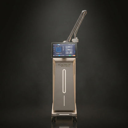 SIACSKIN PICOLO L Q-Switch Nd:YAG Laser im dunklen Studio